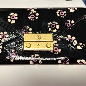 TORY BURCH JULIETTE PATENT LEATHER ENVELOPE WALLET